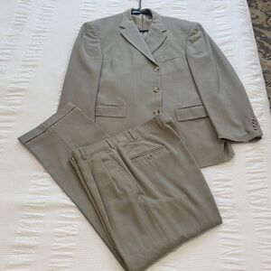 Elegant Men's Beige Suit